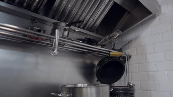 将大锅倒在餐厅厨房的炉灶和器具上 — 图库视频影像