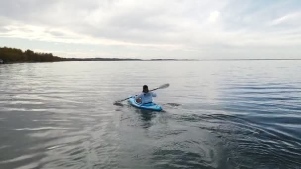 Young Woman Kayaking Large Blue Lake Alberta Canada Aerial Follow — Stok video