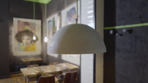 Sluit Pan Van Ronde Witte Lamp Hangend Boven Tafel Leeg — Stockvideo