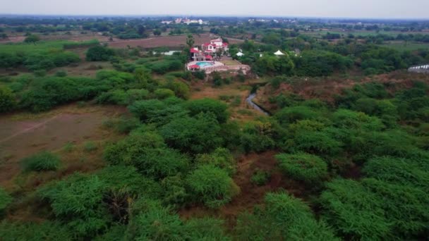 Zooming Green Tree Lined Countryside Luxurious Vacation Home Pool Lake — Vídeo de Stock