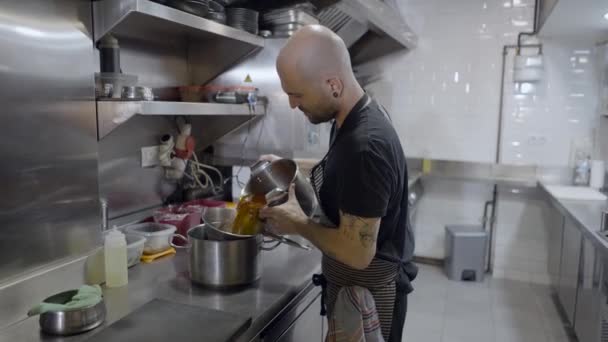 Vista Lateral Chef Masculino Cozinha Restaurante Coar Molho Panelas — Vídeo de Stock