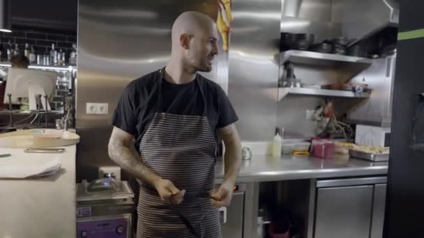 Fechar Vista Frontal Careca Chef Masculino Amarrando Avental Cozinha Restaurante — Vídeo de Stock