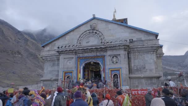 Overcrowded Devotees Main Entrance Kedarnath Temple Garhwal Himalayan Range Uttarakhand — Wideo stockowe