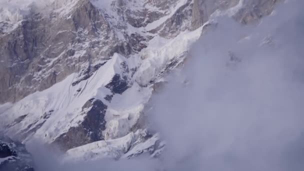 Zerklüftete Mit Schnee Bedeckte Berge Der Nähe Des Kedarnath Tempels — Stockvideo