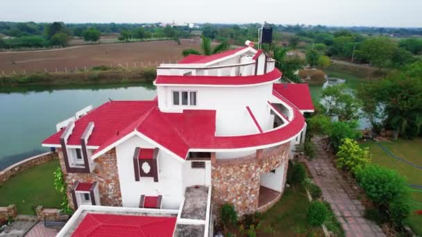 Nowy Murowany Czerwony Dach Trzypiętrowym Białym Domu Relaksujący Wypoczynek Vadorara — Wideo stockowe