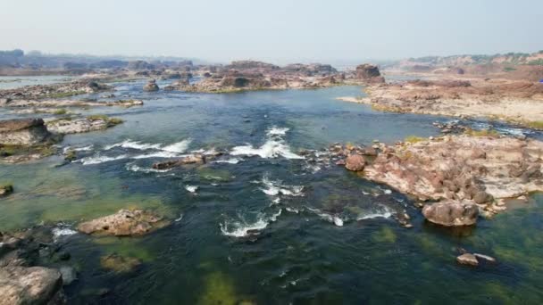 Luftaufnahme Über Das Wasser Des Narmada Flusses Das Bei Strahlendem — Stockvideo