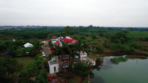 在印度瓦朵达拉 360度航拍度假别墅 四周环绕着天池 停车场和隐私 还有湖泊和迷人的绿色自然环境 — 图库视频影像