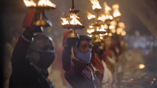 Kněží Náboženské Ganga Fire Aarti Ritual Triveni Ghat Rishikesh Indie — Stock video