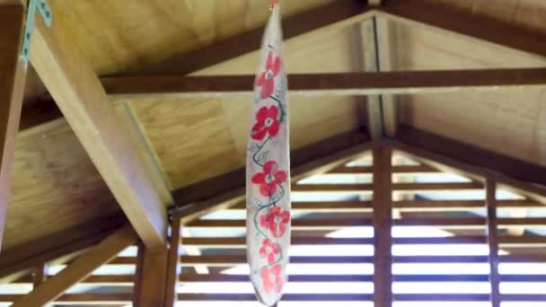 屋顶上挂着的一种装饰花卉风铃装饰 在一座木制的日光浴室里旋转着 — 图库视频影像