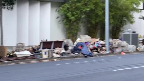 在澳大利亚昆士兰州布里斯班市 当人们开始清理发生在街上的大洪水时 人行道上堆积起来了大量的硬垃圾 — 图库视频影像