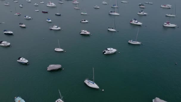 Vue Aérienne Des Yachts Voiliers Luxe Dans Marina — Video
