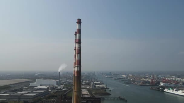 晴れた日にダブリンで工業用煙突のドローンショット — ストック動画