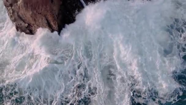 Letecký Pohled Oceánské Vlny Láme Skalách — Stock video