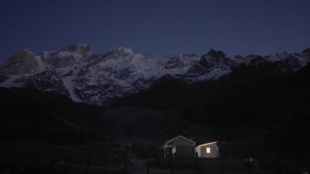 Tranquil Night Snow Mountains Kedarnath Temple Dusk India Static Shot — Stock Video
