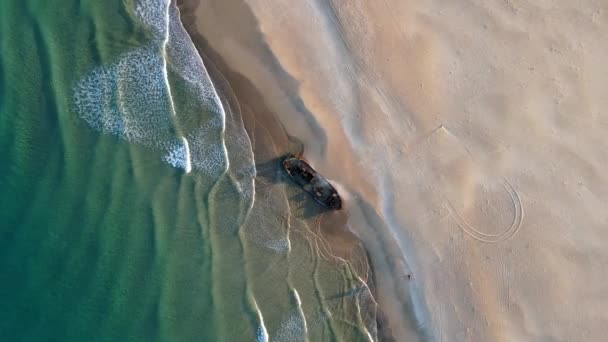 モシャフ ハボニムの海岸線の難破船の空中ビュー イスラエルのハボニムビーチの小さな湾の空中ビュー — ストック動画