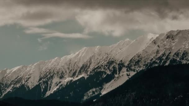 Soğuk Bulutlu Güneşli Bir Gün Yüksek Dağların Karlı Zirvelerinde Fırtınadan — Stok video