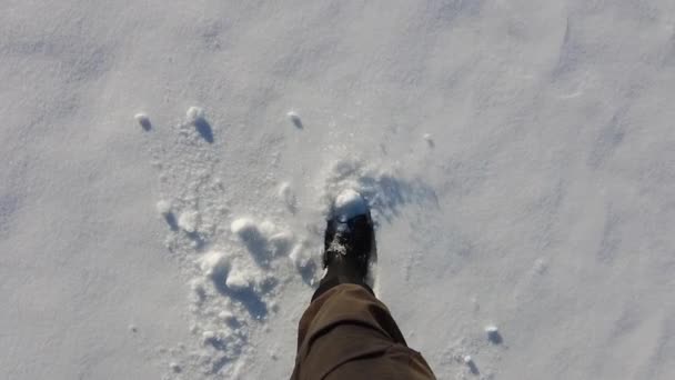Zeitlupenaufnahme Des Gehens Schnee Mit Winterstiefeln Und Brauner Hose — Stockvideo