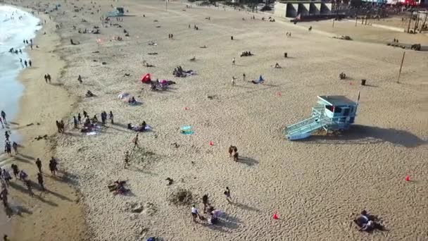 威尼斯海滩加利福尼亚无人机在海滨的海滩塔上空鸣枪 — 图库视频影像