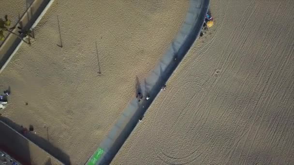 Venedigs Strand Kalifornien Drone Skott Panorering Med Rotation Över Cykelvägen — Stockvideo