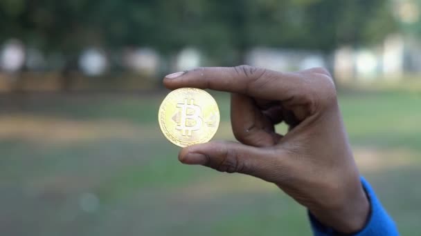 Έννοια Της Cryptocurrency Υποστηρικτής Bitcoin Δείχνει Από Αγνώριστο Άνθρωπο Bitcoin — Αρχείο Βίντεο