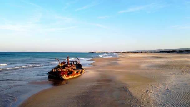 Tagen Vid Habonim Beach Israel Förstörd Båt Vid Strandlinjen Stranden — Stockvideo