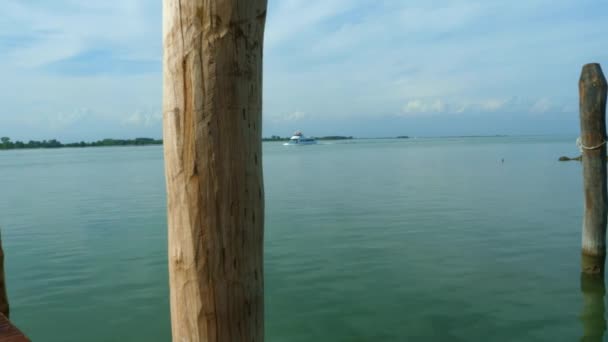 Belo Mar Azul Verde Emitália Veneza Com Barco Passando Pólo — Vídeo de Stock