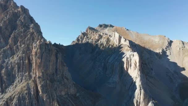 Drone Che Vola Sopra Montagne Movimento Avanti Avvicina Alla Vetta — Video Stock