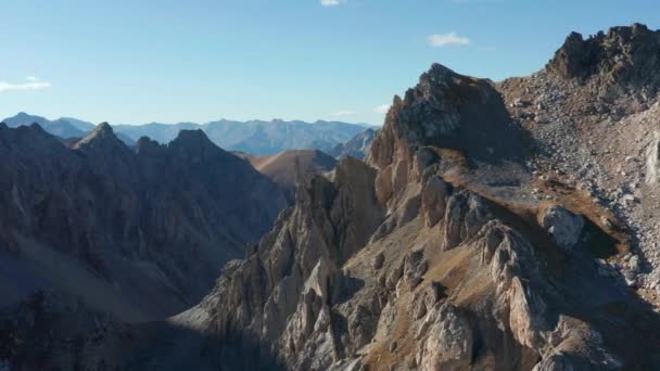 Drone Die Boven Bergen Vliegt Zijdelingse Beweging — Stockvideo