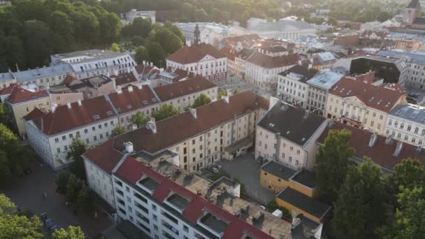 Drone Tiro Sobre Tartu Centro Cidade Durante Verão Belos Telhados — Vídeo de Stock