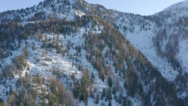 Drone Voando Acima Das Montanhas Durante Inverno Subindo Movimento — Vídeo de Stock