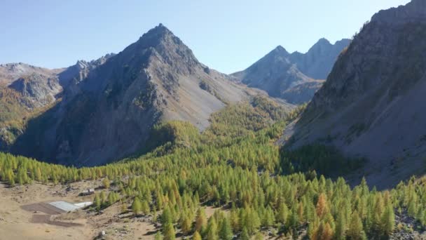 Drone Flying Mountains Forward Movement Tilting — Vídeo de Stock