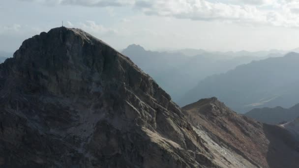 在山上飞行的无人驾驶飞机 横向飞行 — 图库视频影像