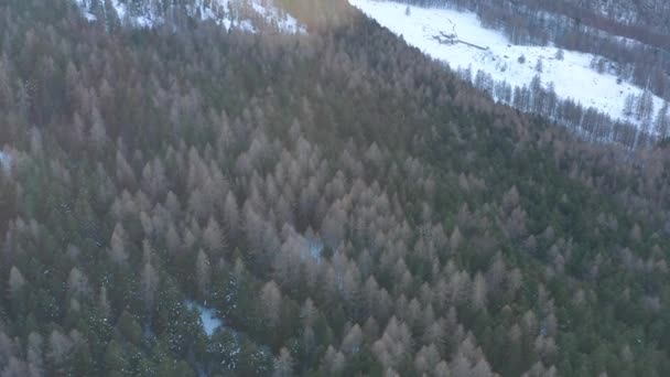 Drone Che Vola Sopra Montagne Durante Inverno Movimento Laterale Inclinabile — Video Stock