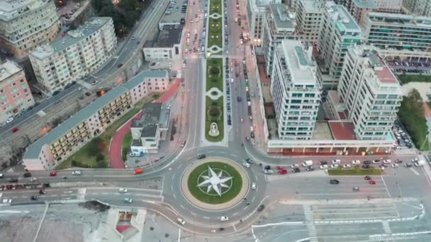 Kruhový Objezd Městě Janov Itálie Dron Naklánějící Nahoru Odhalující Město — Stock video