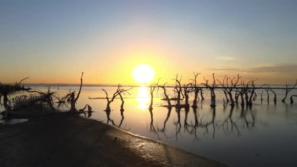 Slow Dolly Shot Beautiful Glowing Sun Sunset Reflection Water Landscape — Wideo stockowe