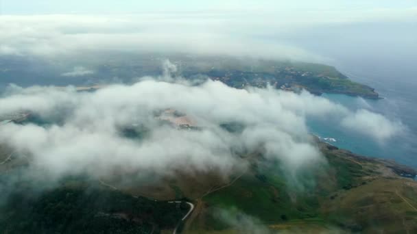 Drone Volando Sobre Nubes Que Revelan Línea Costera Panorámica Ajo — Vídeo de stock