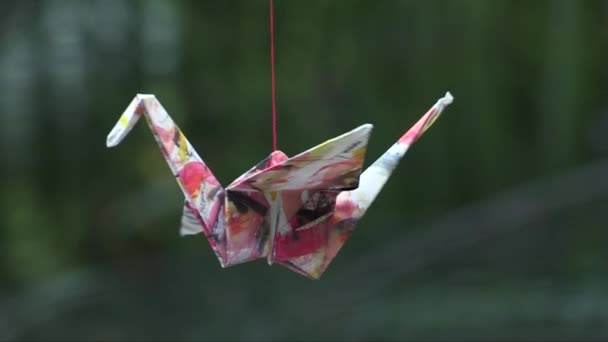 Papieren Vogel Orizuru Schommels Close Met Wazig Groene Achtergrond Origami — Stockvideo