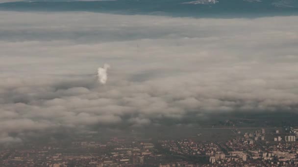 Forno Funzionante Sotto Onde Nebbia Vicino Alla Grande Città — Video Stock