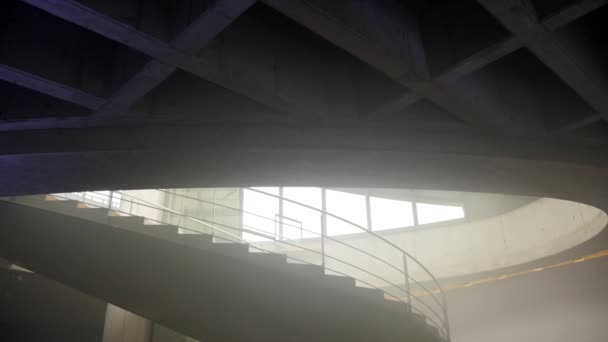 放棄された建物の階段の曲線構造 低角度 トラッキング — ストック動画