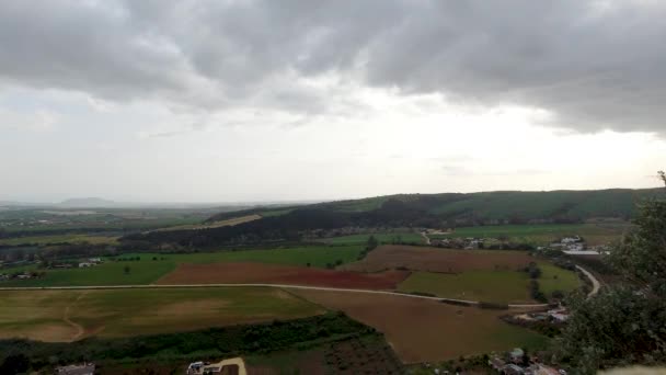 Široký Otevřený Panoramatický Výhled Mraky Nad Zelenou Krajinou Oblačným Nebem — Stock video