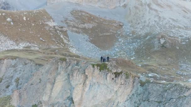 Dron Volando Sobre Las Montañas Movimiento Hacia Adelante — Vídeo de stock