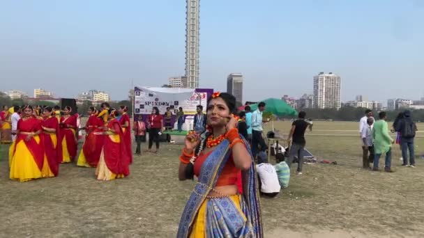 Бенгальские Девушки Одетые Красочные Индийские Платья Танцуют Фестивале Дол Уцаб — стоковое видео