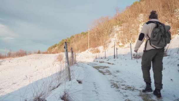 Man Walking Mountain Trail Covered Powder Snow Sunny Winter Day — Wideo stockowe