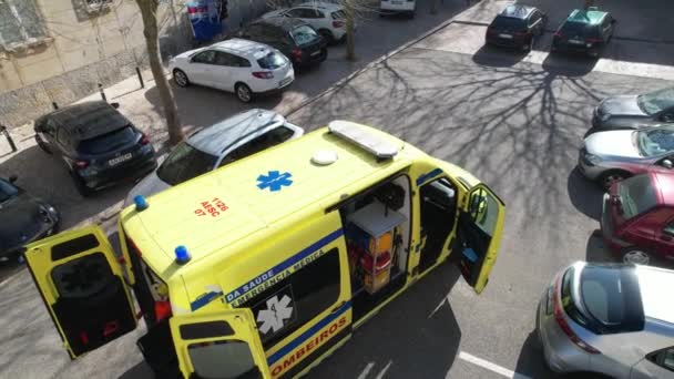 Cima Uma Ambulância Emergência Médica Com Maca Preparada Para Receber — Vídeo de Stock