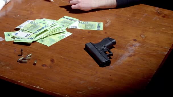 100欧元钞票 子弹和无牌火器堆在一个毒贩桌上 关门了 — 图库视频影像