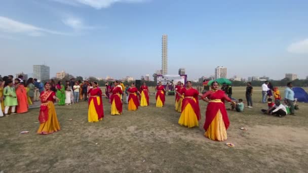 Ultra Wide View Bengali Girls Dressed Colorful Indian Dresses Dancing — Stok video