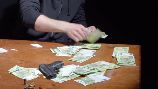 Drugsdealer Telt Geld Tafel Met Pistool Kogels Cocaïne Middelmatig Schot — Stockvideo