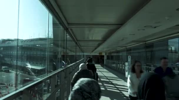 乗客がヒースロー空港の出発ターミナルT3に向かう途中で撮影されたPov 忙しいサービスロード ロンドン 英国を通過する橋を渡る旅行者 — ストック動画