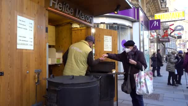 Vieille Dame Achetant Une Collation Traditionnelle Hiver Châtaignier Rôti Dans — Video