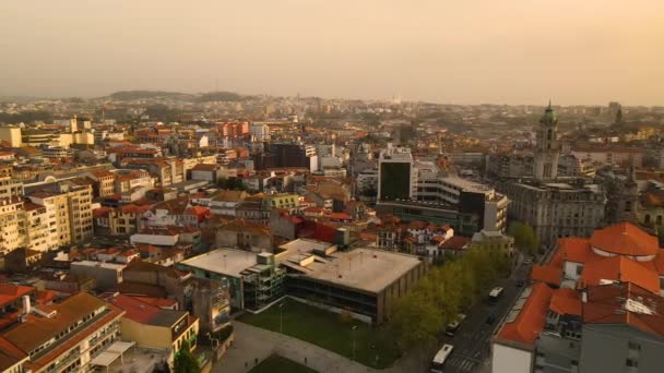 在多云的一天 葡萄牙波尔图市的一个街区 在超现代化的建筑中 有美丽的高楼和历史性的教堂塔 高角度无人驾驶货机射击 — 图库视频影像